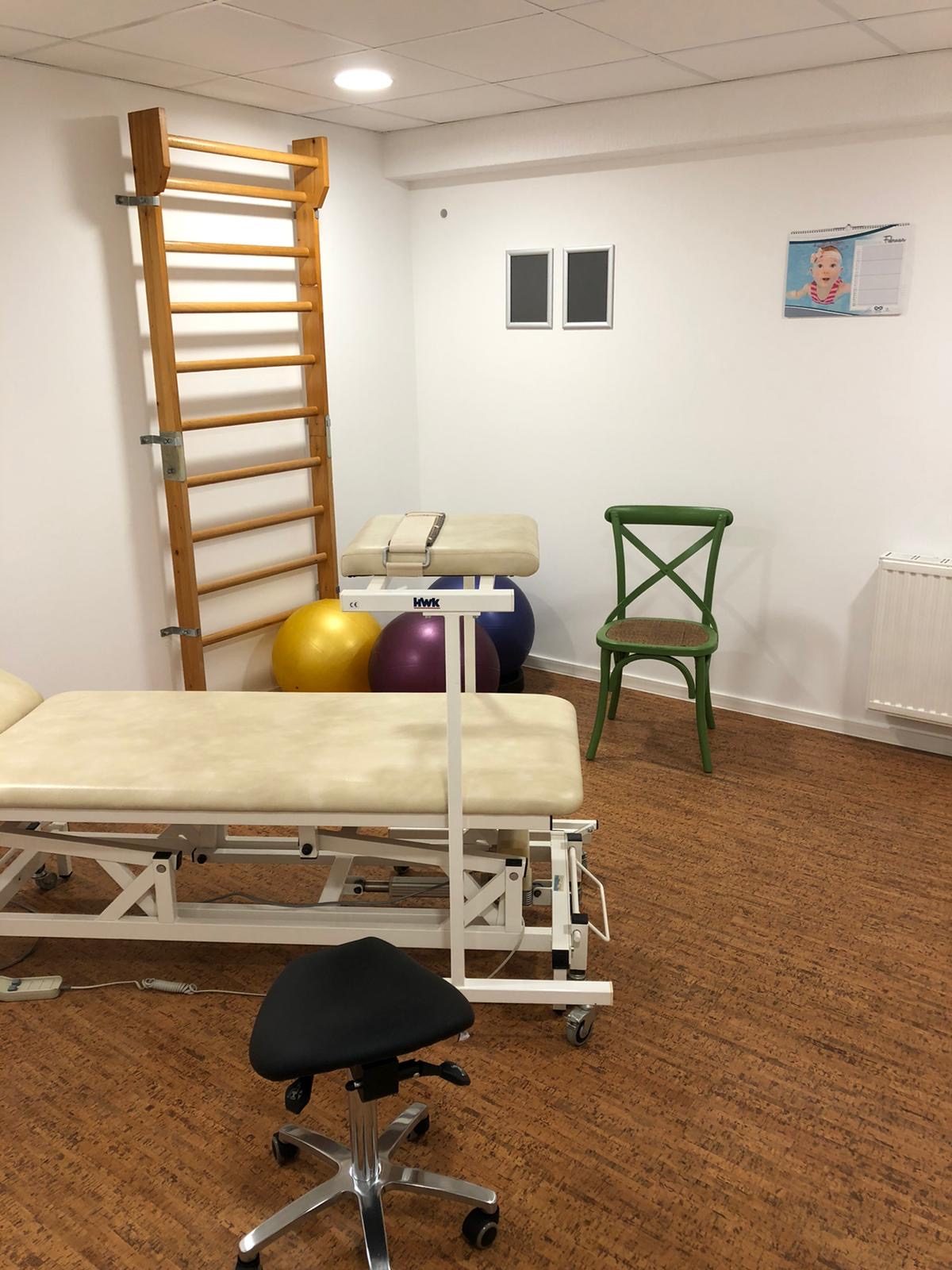 Behandlungsraum mit Sprossenwand der Praxis Königswalde